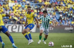 Johnny Cardoso defiende un balón con el Real Betis Balompié