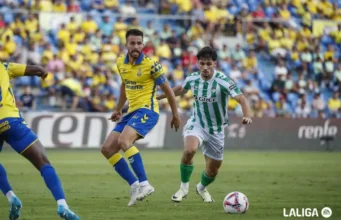 Johnny Cardoso defiende un balón con el Real Betis Balompié