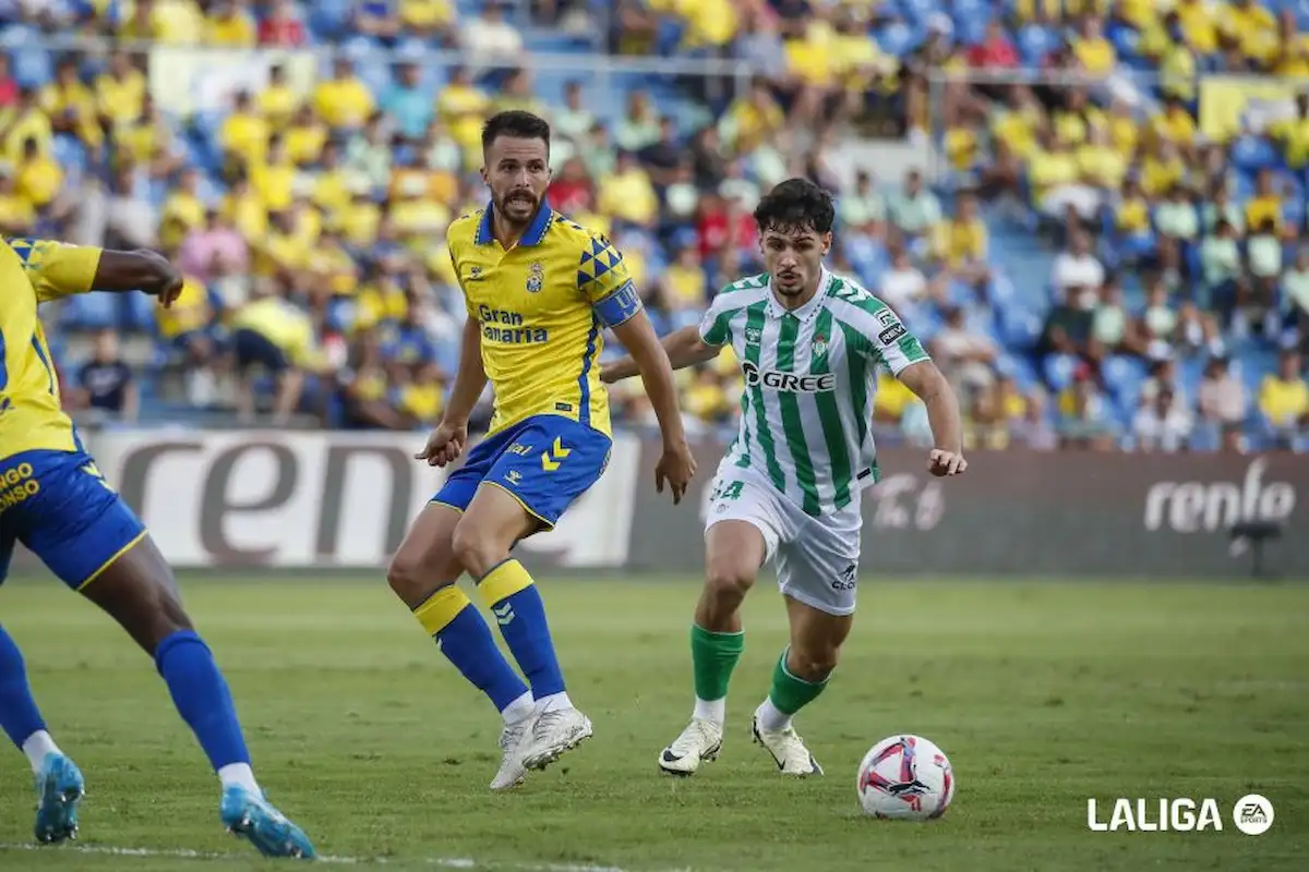 Johnny Cardoso defiende un balón con el Real Betis Balompié
