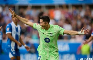 Robert Lewandowski celebra un gol con el FC Barcelona en LaLiga EA Sports
