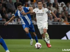 Lucas Vázquez controla un balón con el Real Madrid en el duelo de LaLiga EA Sports