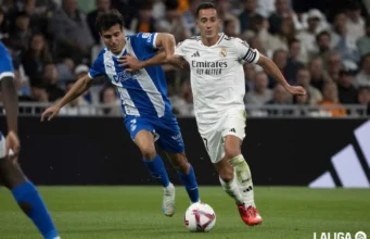 Lucas Vázquez controla un balón con el Real Madrid en el duelo de LaLiga EA Sports