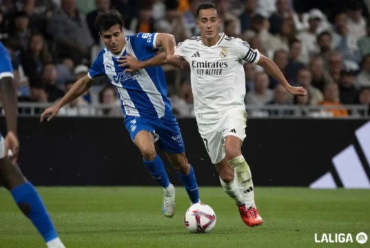 Lucas Vázquez controla un balón con el Real Madrid en el duelo de LaLiga EA Sports