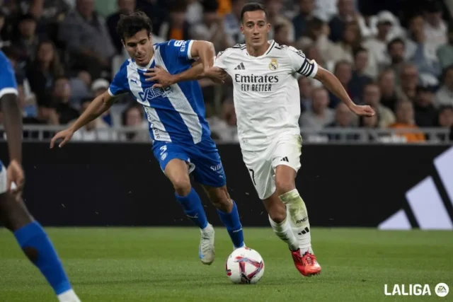 Lucas Vázquez controla un balón con el Real Madrid en el duelo de LaLiga EA Sports