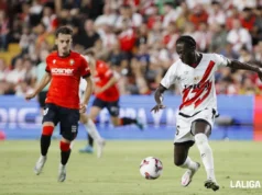 Mumin pelea por un balón en un encuentro con el Rayo Vallecano ante Osasuna