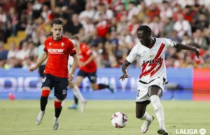 Mumin pelea por un balón en un encuentro con el Rayo Vallecano ante Osasuna