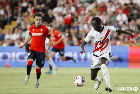 Mumin pelea por un balón en un encuentro con el Rayo Vallecano ante Osasuna