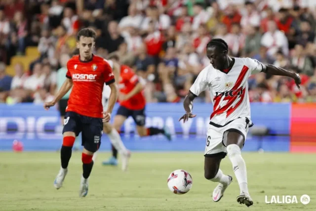 Mumin pelea por un balón en un encuentro con el Rayo Vallecano ante Osasuna