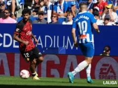 Pol Lozano defiende un balón ante Samú Costa en LaLiga EA Sports