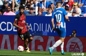 Pol Lozano defiende un balón ante Samú Costa en LaLiga EA Sports