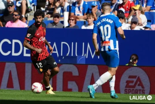 Pol Lozano defiende un balón ante Samú Costa en LaLiga EA Sports