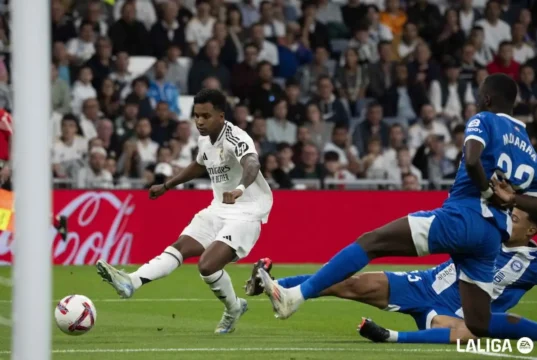 Rodrygo celebra un gol con el Real Madrid para LaLiga EA Sports