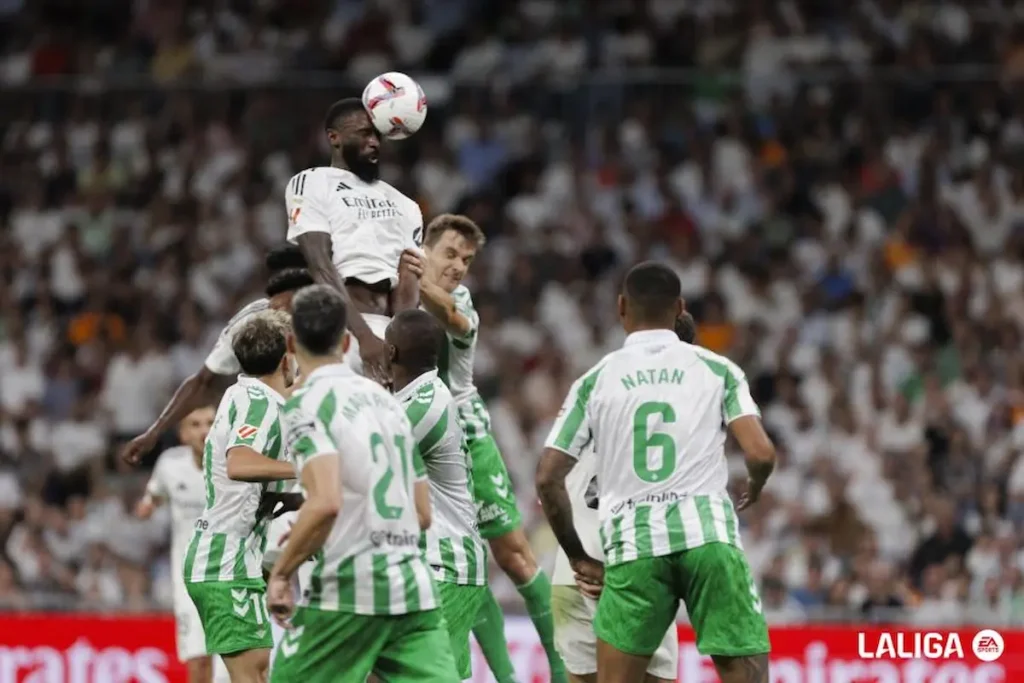 Rüdiger cabecea un balón en un choque de LaLiga EA Sports