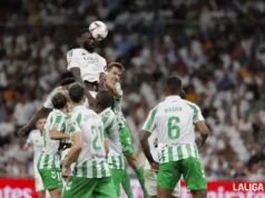 Rüdiger cabecea un balón en un choque de LaLiga EA Sports