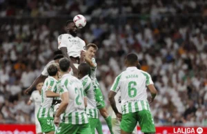 Rüdiger cabecea un balón en un choque de LaLiga EA Sports
