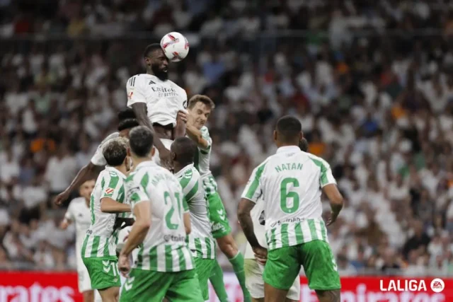 Rüdiger cabecea un balón en un choque de LaLiga EA Sports