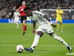 Vinicius controla un balón en un duelo de LaLiga EA Sports con el Real Madrid fantasy