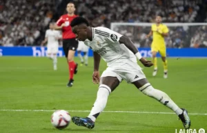 Vinicius controla un balón en un duelo de LaLiga EA Sports con el Real Madrid fantasy