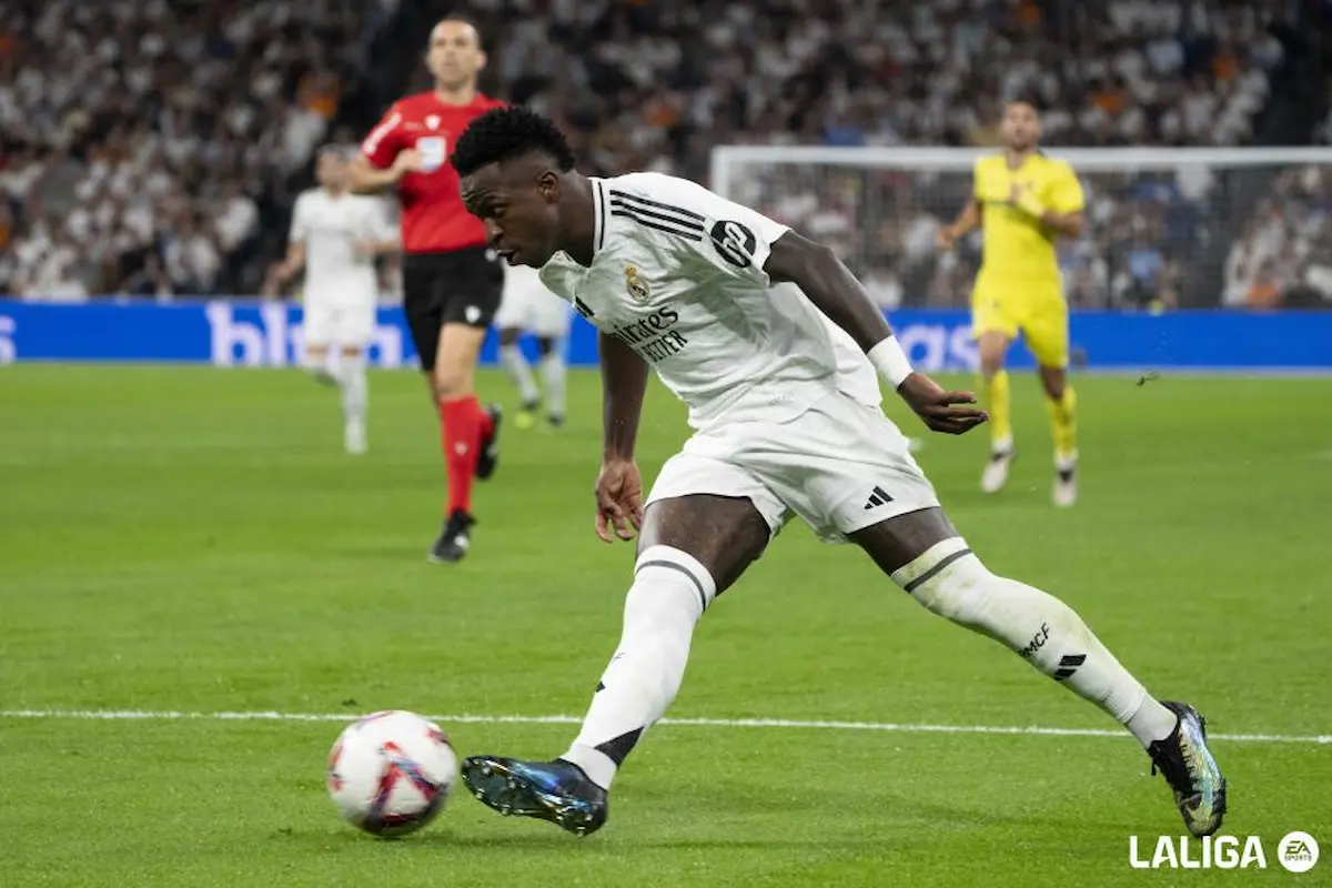 Vinicius controla un balón en un duelo de LaLiga EA Sports con el Real Madrid fantasy