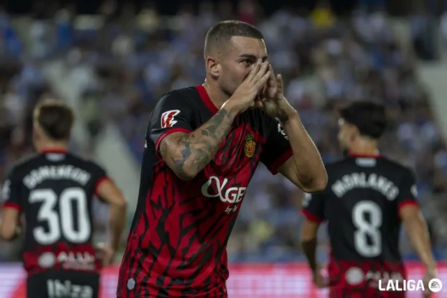 Dani Rodríguez celebra un gol con el RCD Mallorca en LaLiga EA Sports