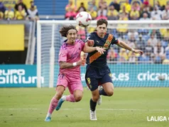 Krejci pelea por un balón en un encuentro de LaLiga ante Fábio Silva