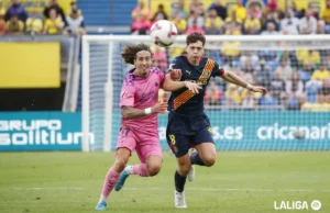 Krejci pelea por un balón en un encuentro de LaLiga ante Fábio Silva