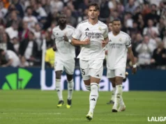Raúl Asencio celebra un gol en LaLiga EA Sports con el Real Madrid