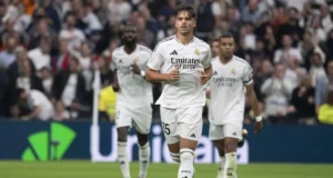 Raúl Asencio celebra un gol en LaLiga EA Sports con el Real Madrid