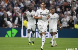 Raúl Asencio celebra un gol en LaLiga EA Sports con el Real Madrid