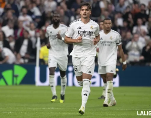Raúl Asencio celebra un gol en LaLiga EA Sports con el Real Madrid