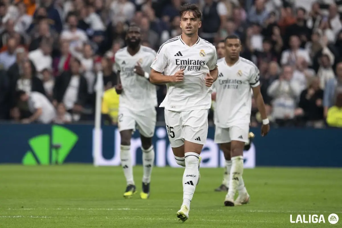 Raúl Asencio celebra un gol en LaLiga EA Sports con el Real Madrid