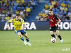 Robert Navarro controla un balón en el choque ante Las Palmas de LaLiga EA Sports