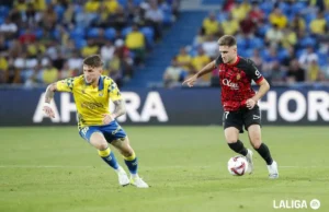 Robert Navarro controla un balón en el choque ante Las Palmas de LaLiga EA Sports