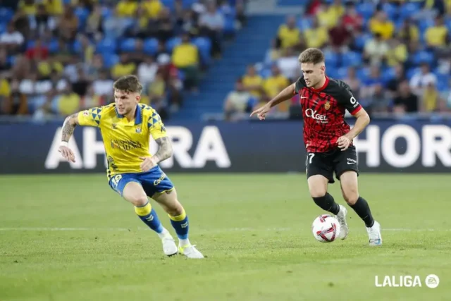 Robert Navarro controla un balón en el choque ante Las Palmas de LaLiga EA Sports