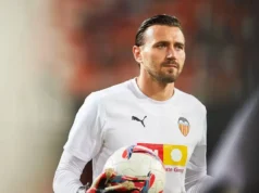 Stole Dimitrievski, en un calentamiento con el Valencia CF