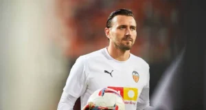 Stole Dimitrievski, en un calentamiento con el Valencia CF