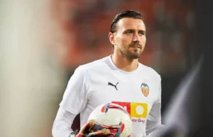 Stole Dimitrievski, en un calentamiento con el Valencia CF