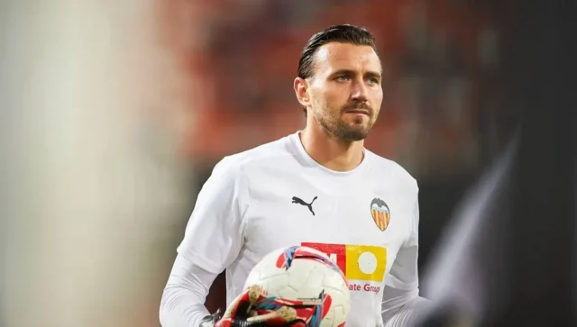 Stole Dimitrievski, en un calentamiento con el Valencia CF