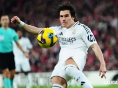Fran García despeja un balón en un encuentro de LaLiga EA Sports