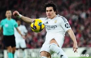 Fran García despeja un balón en un encuentro de LaLiga EA Sports