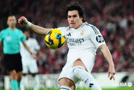 Fran García despeja un balón en un encuentro de LaLiga EA Sports