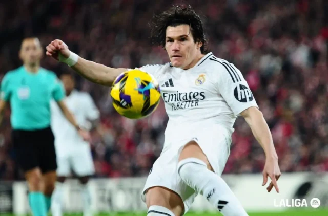 Fran García despeja un balón en un encuentro de LaLiga EA Sports