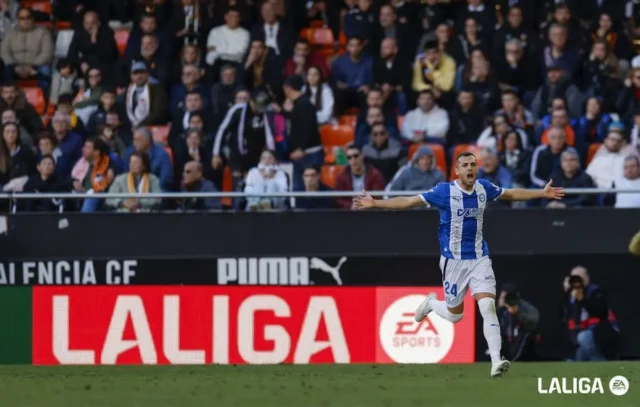 Joan Jordán celebra un gol con el Deportivo Alavés