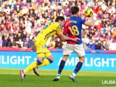 Scott McKenna pelea por un balón ante Pau Víctor en LaLiga