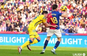 Scott McKenna pelea por un balón ante Pau Víctor en LaLiga