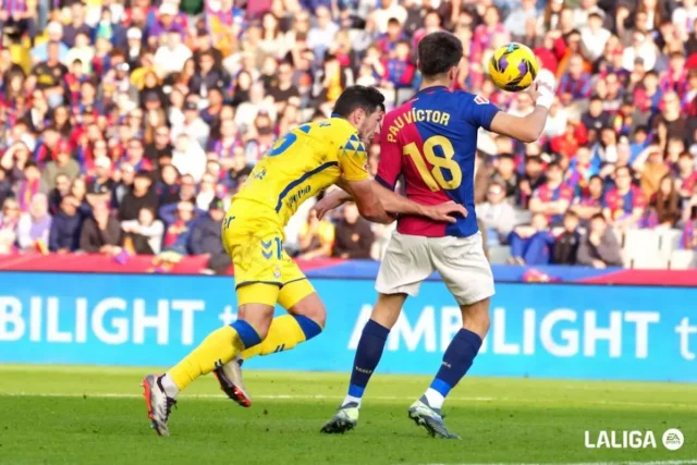Scott McKenna pelea por un balón ante Pau Víctor en LaLiga