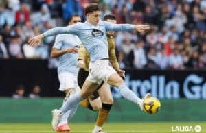 Pablo Durán controla un balón en un duelo de LaLiga EA Sports con el Celta de Vigo