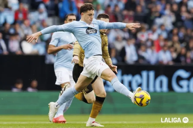 Pablo Durán controla un balón en un duelo de LaLiga EA Sports con el Celta de Vigo