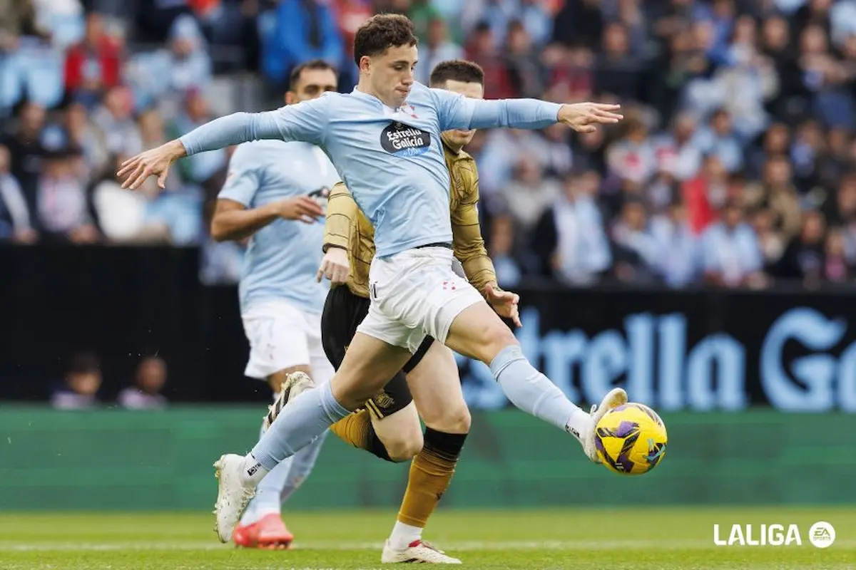 Pablo Durán controla un balón en un duelo de LaLiga EA Sports con el Celta de Vigo
