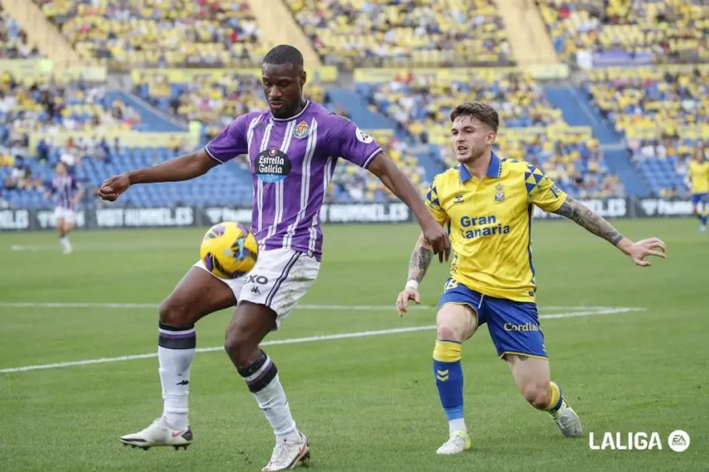 Viti Rozada pelea por un balón ante Sylla en un choque de LaLiga EA Sports